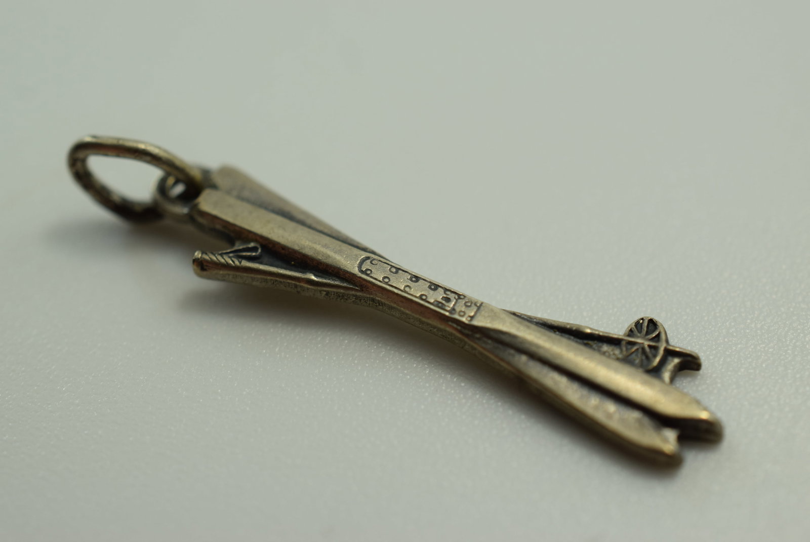 Sterling Silver 925 Pair Skiis Charm Pendant Vintage Lot # JM 554: Sterling Silver 925 Pair Skiis Charm Pendant Vintage measures 1 1/8"