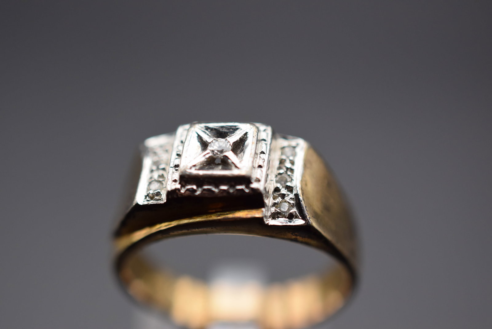 Vermeil Sterling Silver 925 Ring Size 11 Lot 564: Vermeil Sterling Silver 925 Ring Size 11 Weighs 7.31 grams Top measures 1/2" signed 925