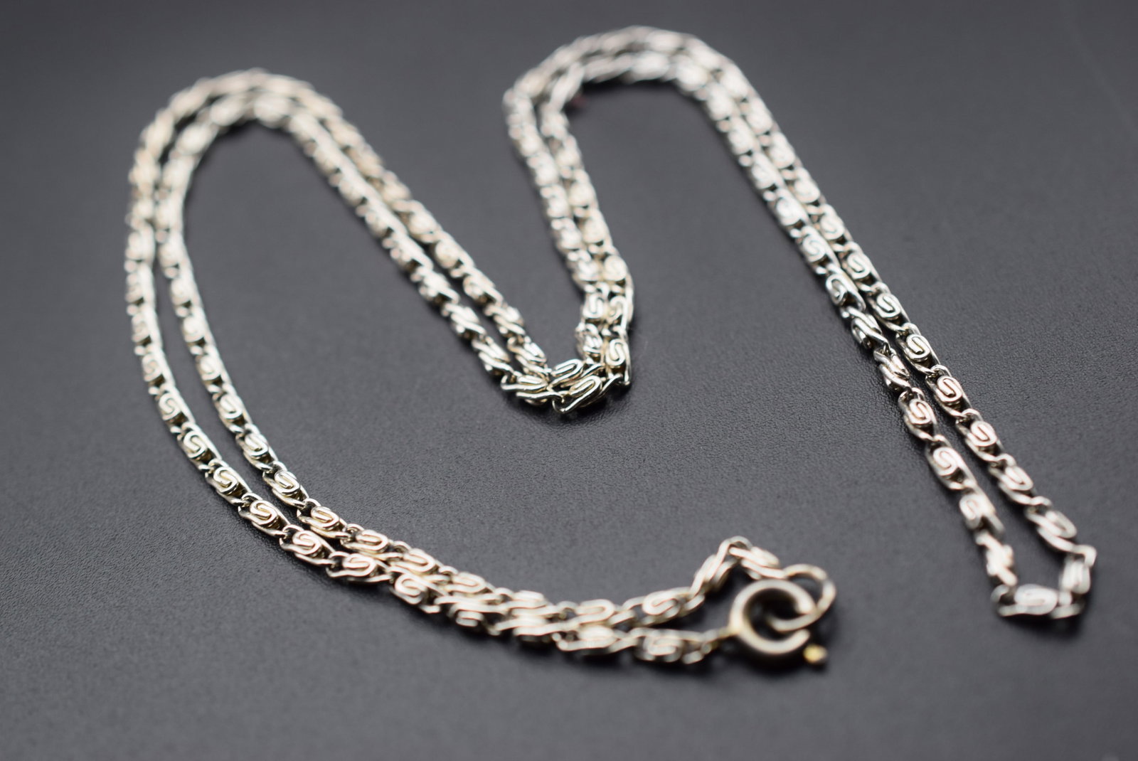 Chain vintage Swirls Lightweight Featherweight for those who like it light Lot# DG 588: Chain vintage Swirls Lightweight Featherweight for those who like it light measures 24 1/4" long unsigned