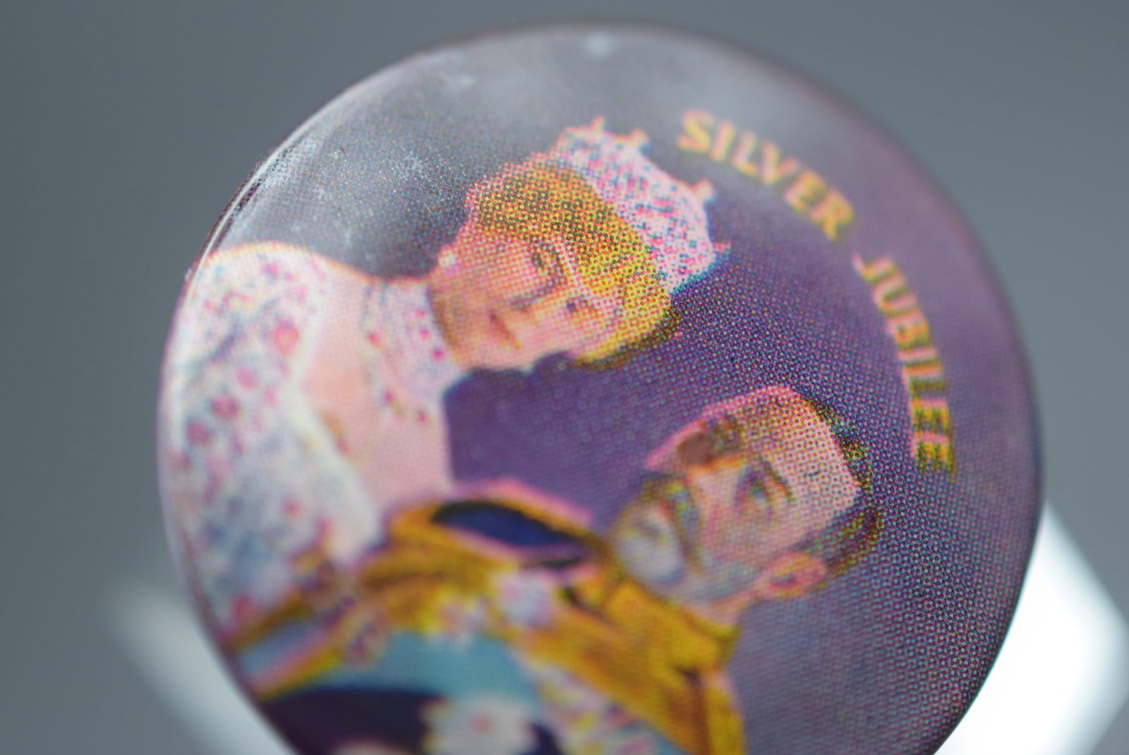 1935 RARE KING GEORGE V + QUEEN MARY SILVER JUBILEE Souvenir Button Pin Lot 593: 1935 RARE KING GEORGE V + QUEEN MARY SILVER JUBILEE Souvenir Button Pin measures 1" in diameter