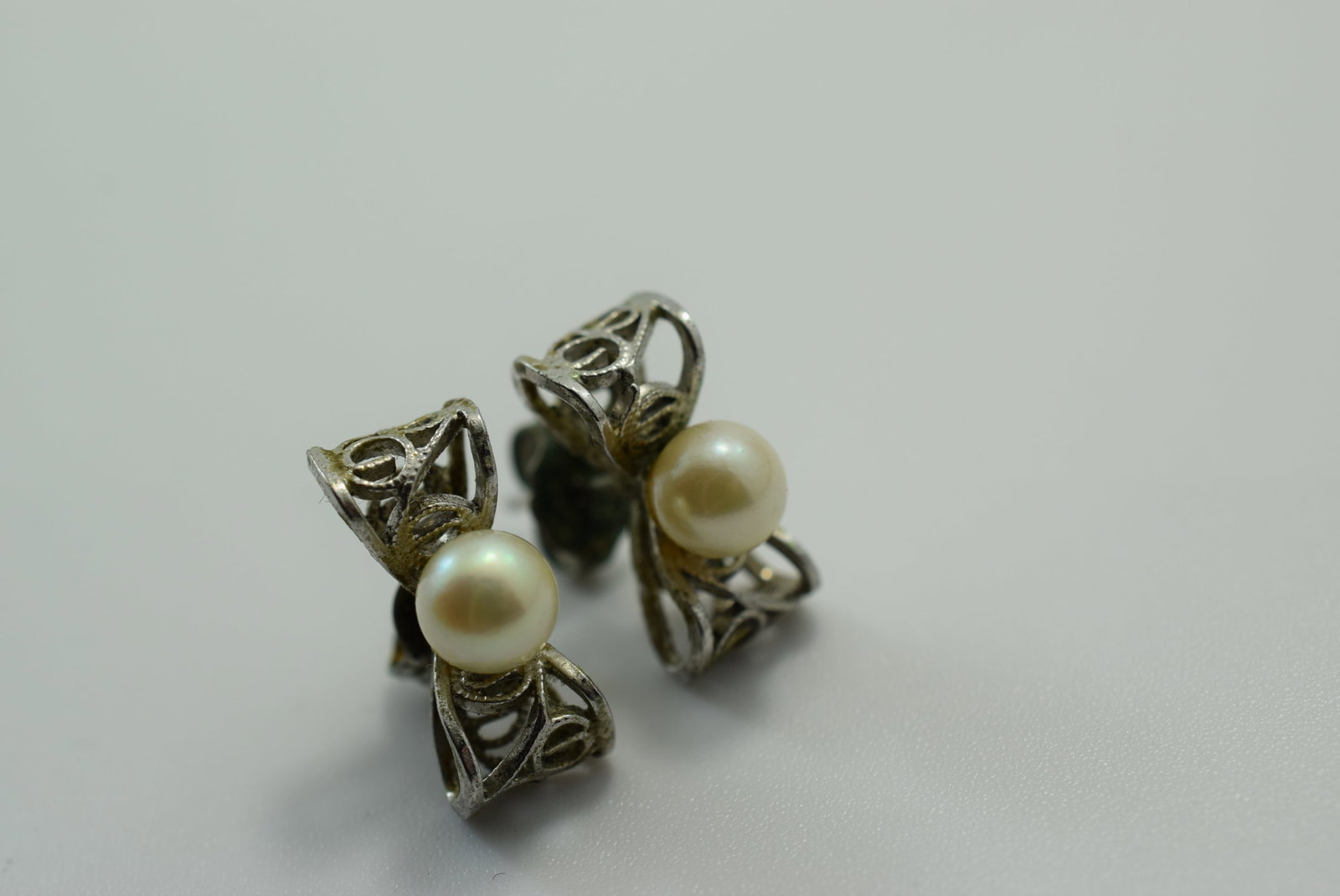 Filigree Bow Pearly Pierced Earrings Vintage Lot # JM 600: Filigree Bow Pearly Pierced Earrings Vintage