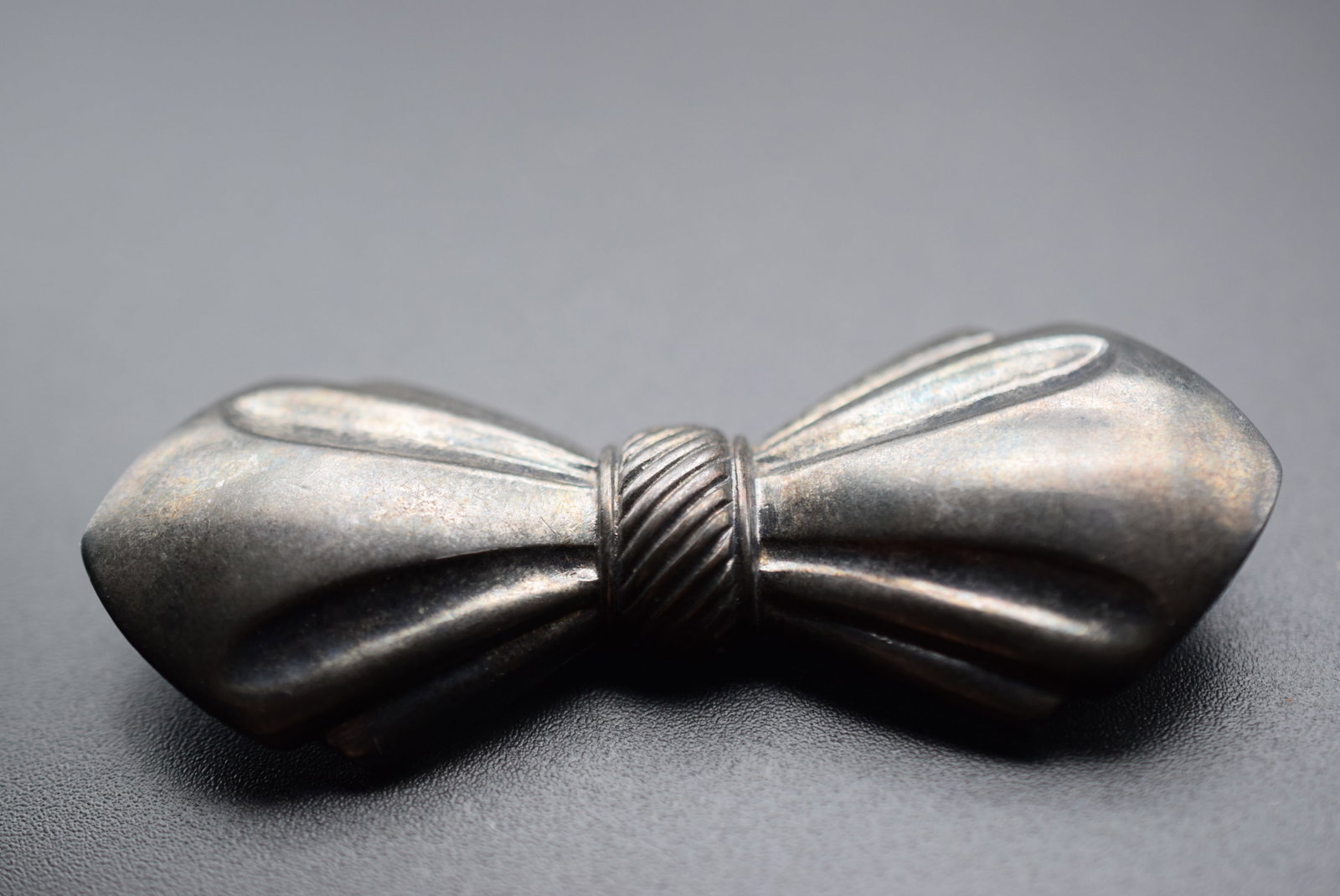 Bow Brooch Pin Vintage Lot 627: Bow Brooch Pin Vintage measures 1 5/8" x 1"