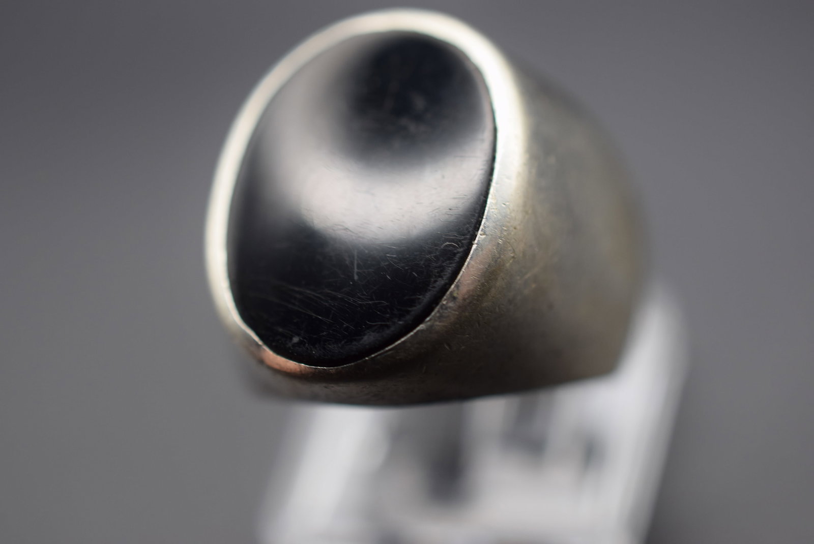 Huge Onyx Sterling Ring Size 9 Lot GJ 639: Huge Onyx Sterling Ring Size 9 weighs 13.22 grams
