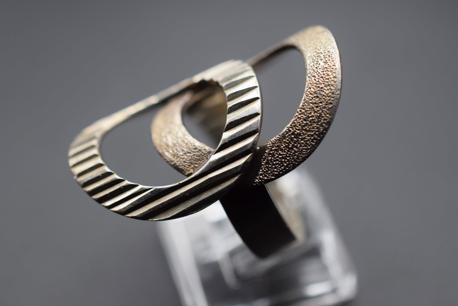 Sterling Ring Size 8.75 Lot GJ 659: Sterling Ring Size 8.75 weighs 9.35 grams top measures 1 3/8"