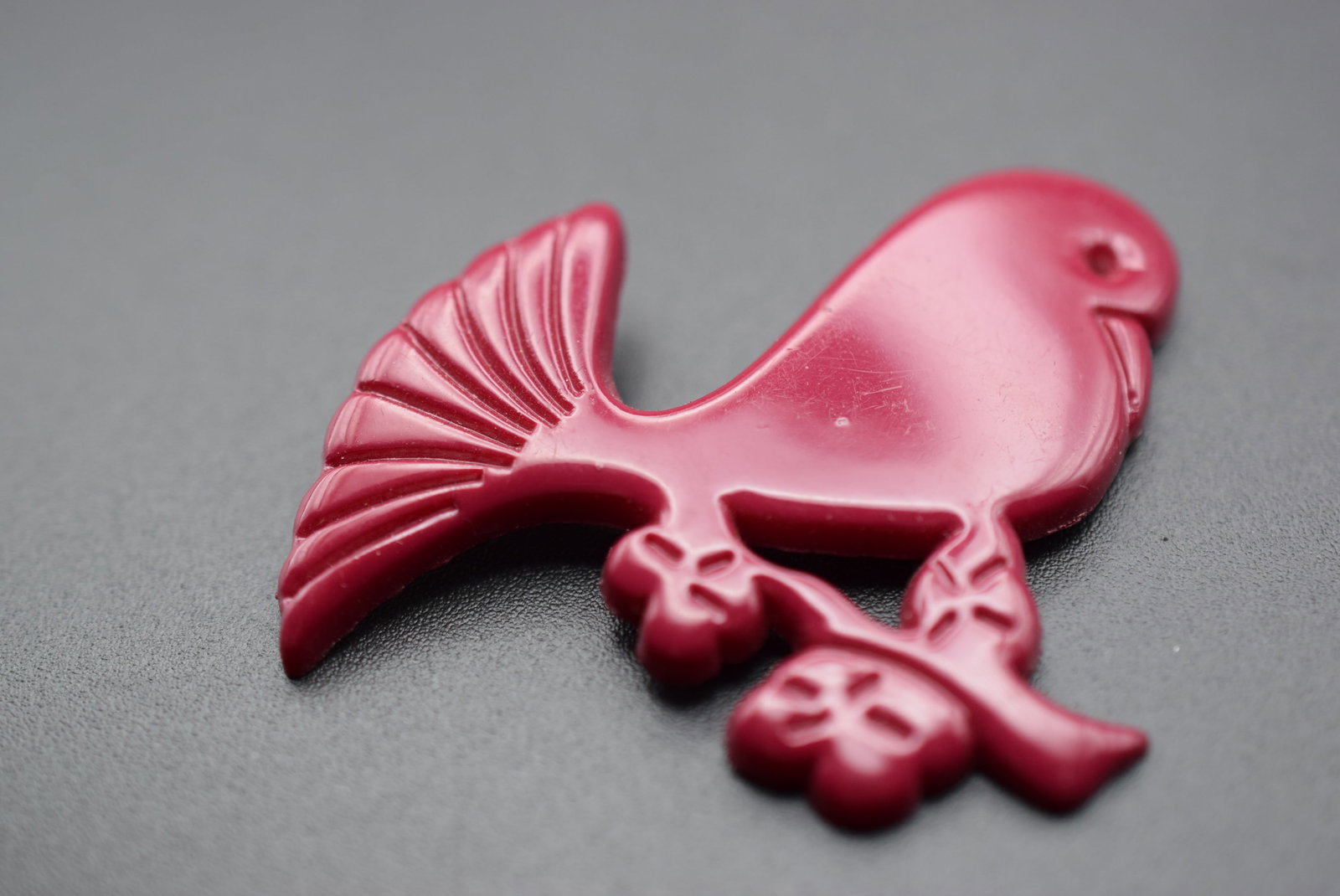 Vintage Plastics Burgundy Bird Applique for DIY Lot 677: Vintage Plastics Burgundy Bird Applique for DIY measures2 1/8" x 1 5/8"