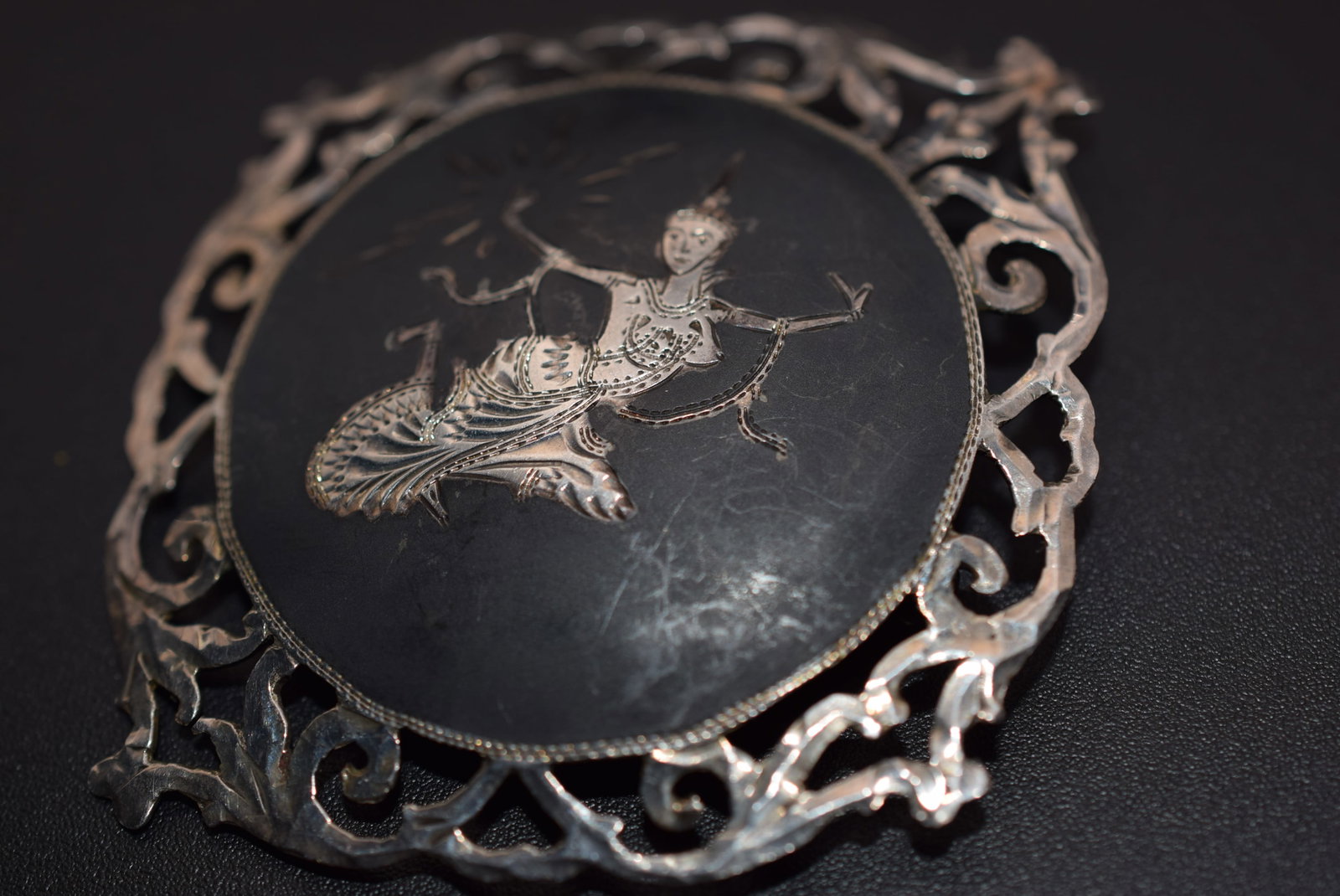 Vintage Brooch Pin Sterling Silver 925 Siam Damascene Niello Lot 693: Vintage Brooch Pin Sterling Silver 925 Siam Damascene Niello Weighs 12.56 grams measures 2 3/8" x 2 1/4" signed Siam Sterling