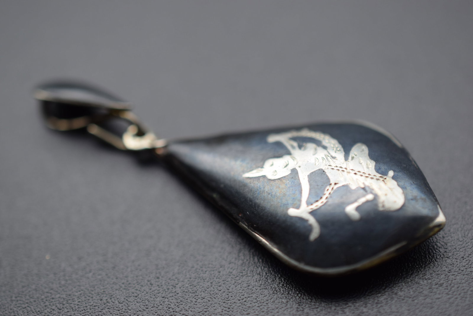 Vintage Pendant Sterling Silver 925 Siam Damascene Niello Lot 700: Vintage Pendant Sterling Silver 925 Siam Damascene Niello Weighs 3.82 grams measures 1 1/8" x 3/4" plus the bale unsigned Siam Sterling