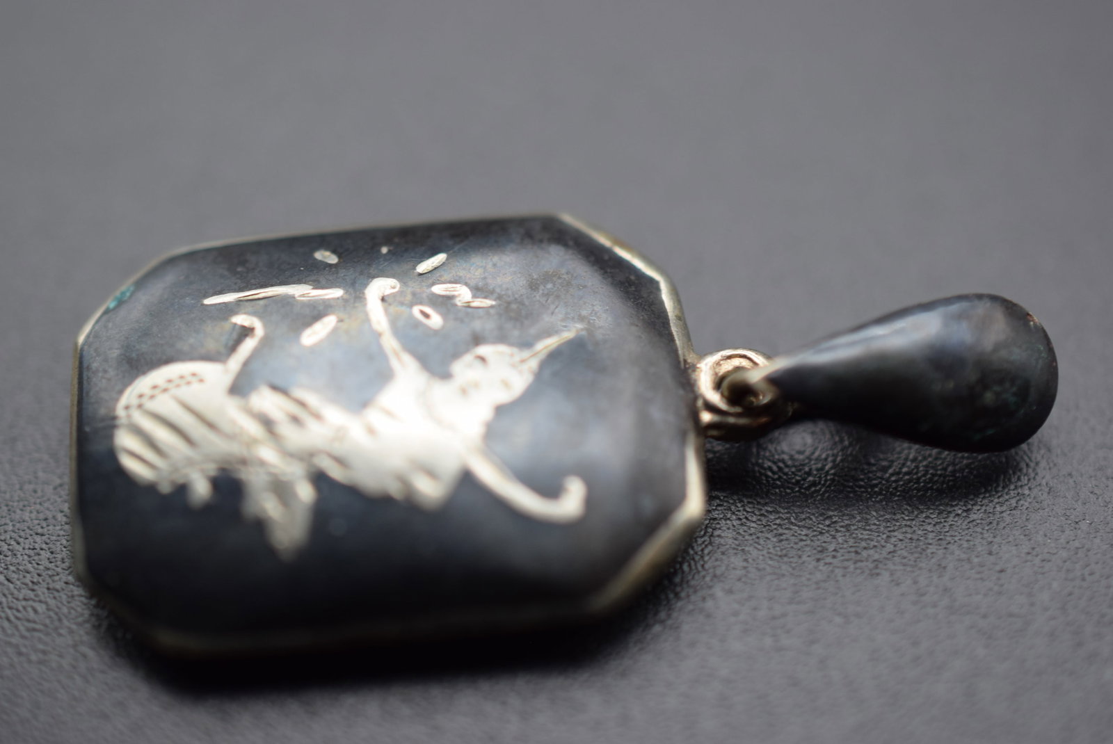 Vintage Pendant Sterling Silver 925 Siam Damascene Niello Lot 701: Vintage Pendant Sterling Silver 925 Siam Damascene Niello Weighs 4.42 grams measures 1" x 3/4" plus the bale unsigned Siam Sterling