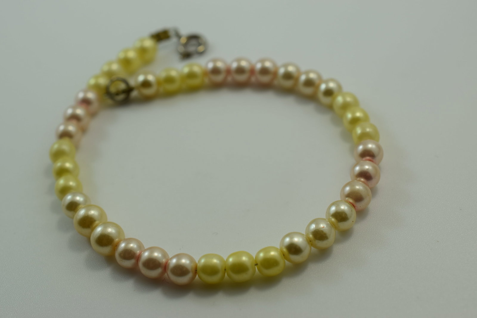 1940's Faux Pearl Tri Color Bracelet Vintage Lot # JM 724: 1940's Faux Pearl Tri Color Bracelet Vintage Yellow Pink and Cream