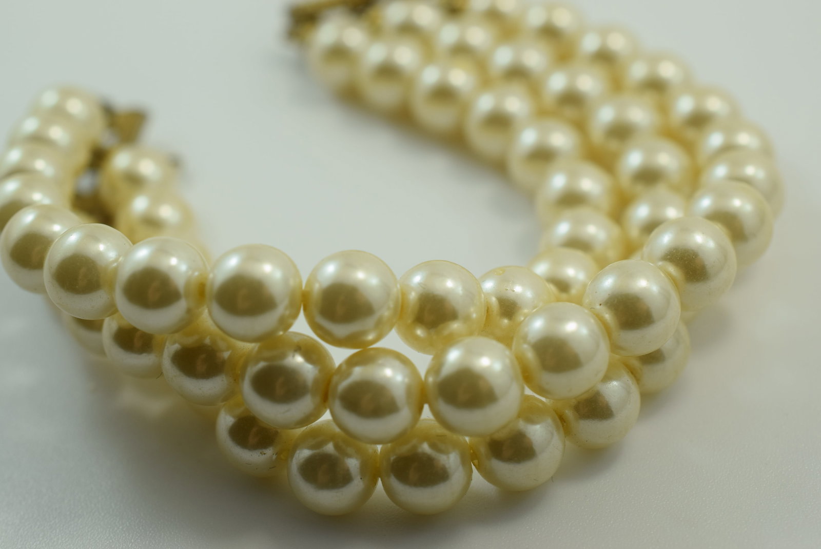 Triple Strand Faux Pearl 7 1/2" Bracelet Vintage Lot # JM 752: Triple Strand Faux Pearl 7 1/2" Bracelet Vintage