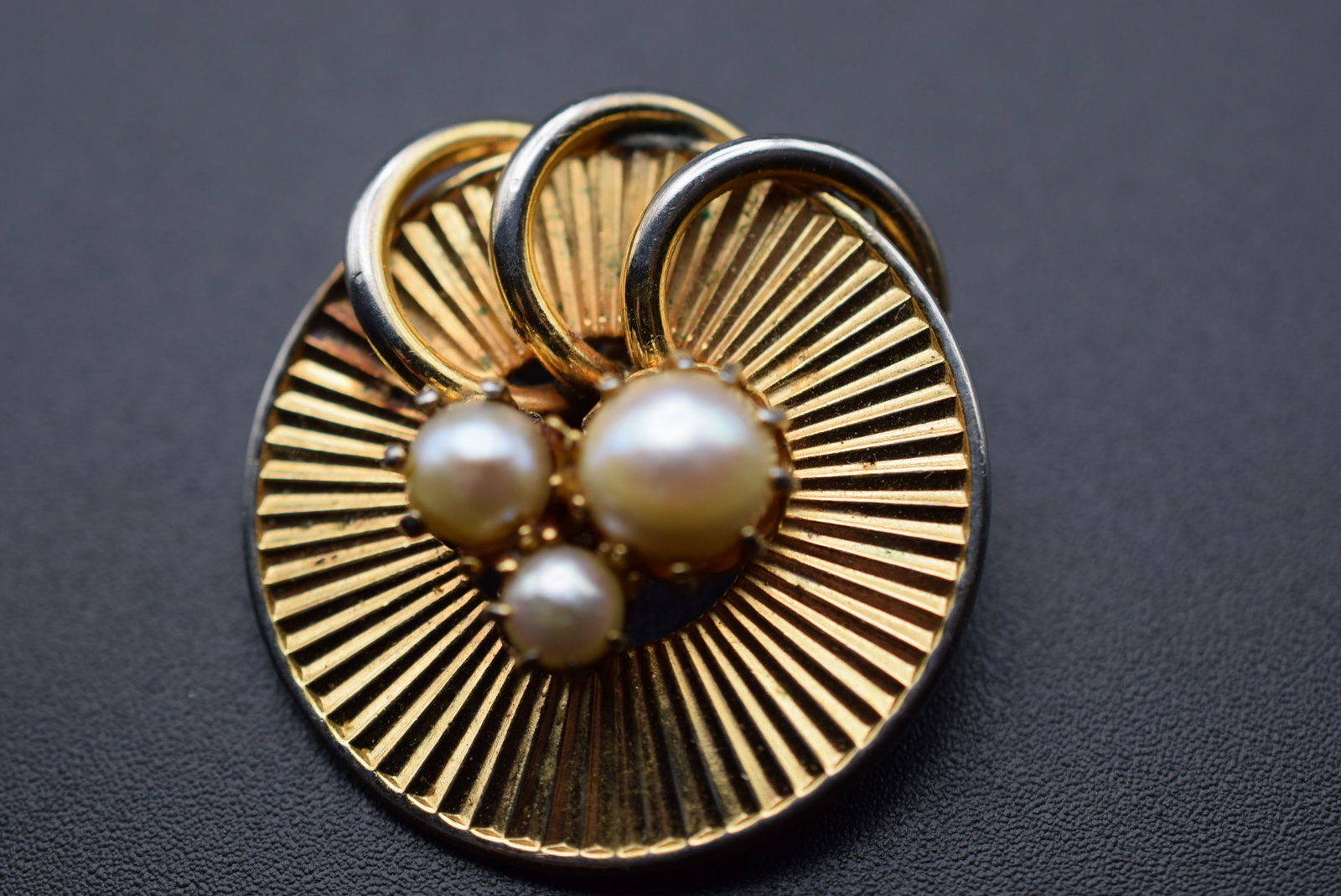 Pearl Brooch Pin early 1940's Vintage Lot# DG 818: Pearl Brooch Pin early 1940's Vintage measures 1 1/4" in diameter