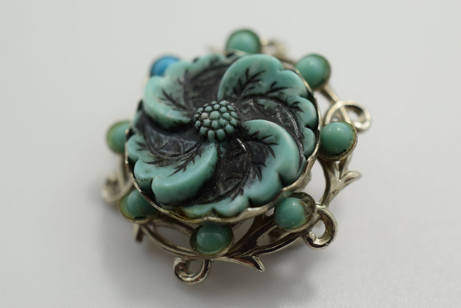 1940's Brooch Pin 1 1/8" Vintage Lot # JM 905: 1940's Brooch Pin 1 1/8" Vintage one blue bead different shade blue
