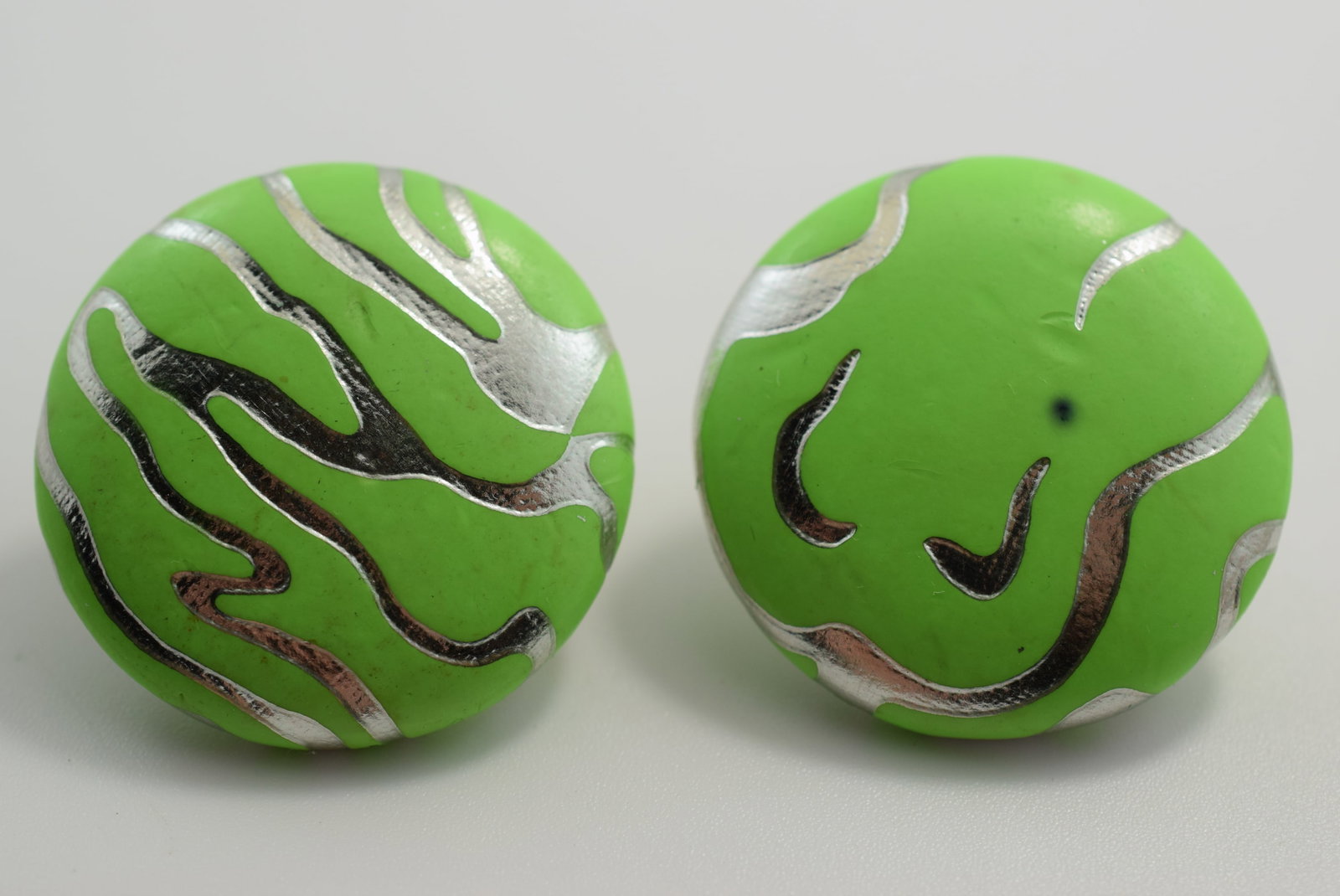 Green Tiger Clip Earrings 1980's 1 1/4" Vintage Lot # JM 924: Green Tiger Clip Earrings 1980's 1 1/4" Vintage