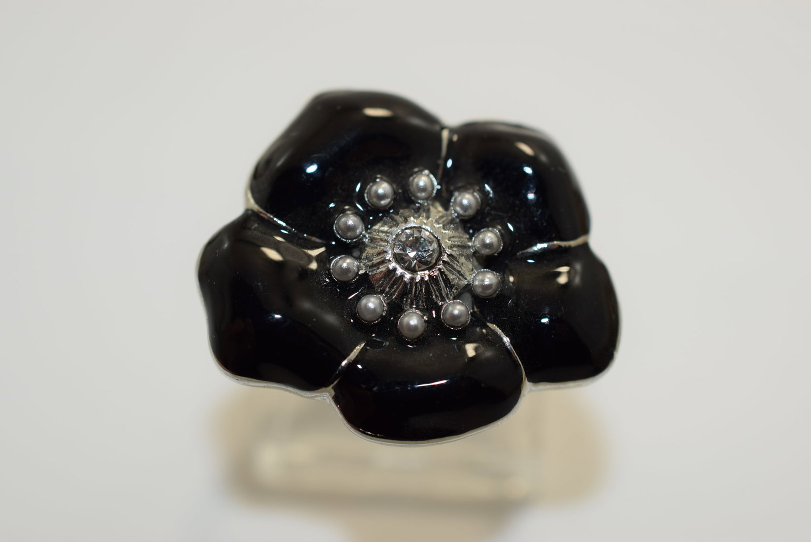 Fiorelli Enamel Flower Signed Size 9 top 1 1/8" Vintage Lot # JM 982: Fiorelli Enamel Flower Signed Size 9 top 1 1/8" Vintage
