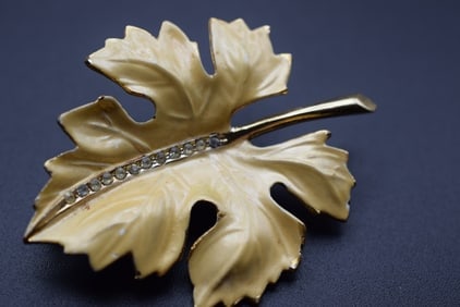 Enamel Leaf Brooch Pin Vintage Rhinestone Lot# DG 987 (1 of 2)