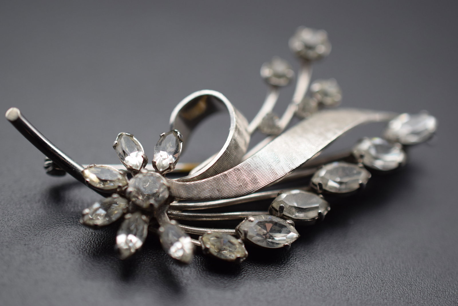 Rhinstone Vintage Brooch Pin 1940's Lot 992: Rhinstone Vintage Brooch Pin 1940's measures 2 3/8" x 1 1/2"
