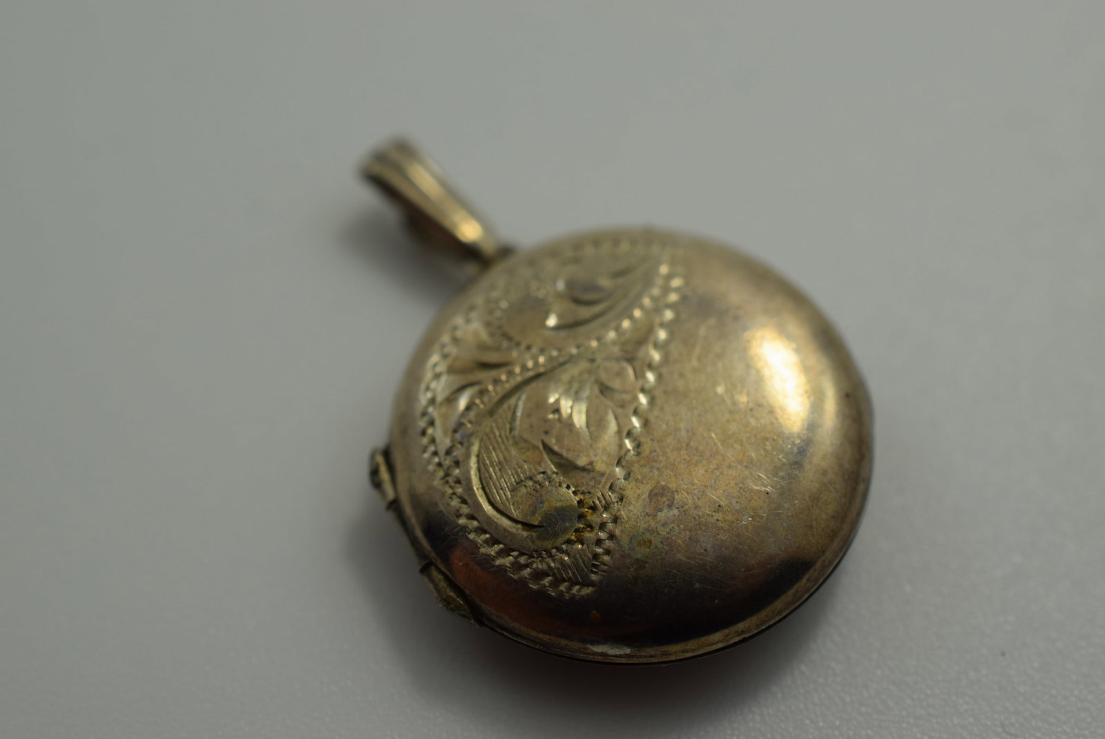 Old Sterling Silver 925 Locket Pendant 7/8" plus bale Vintage Lot # JM 993: Old Sterling Silver 925 Locket Pendant 7/8" plus bale Vintage signed Sterling Silver on the back nice inserts