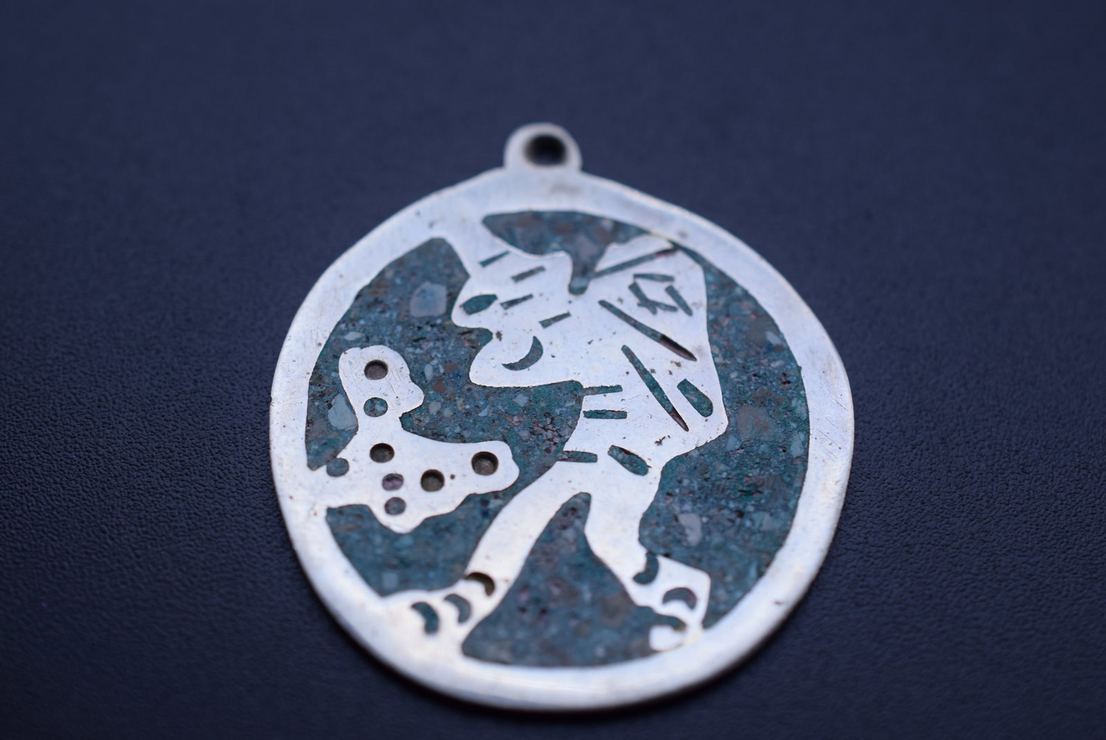 Mexico 925 Sterling Silver Inlaid Vintage Pendant Lot 1023: Mexico 925 Sterling Silver Inlaid Vintage Pendant Weighs 5.52 grams measures 1 3/8" in diameter