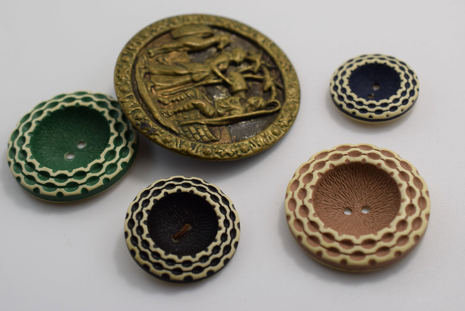 Button Lot 1940's largest 1 5/8" Vintage Lot # JM 1041 (1 of 2)