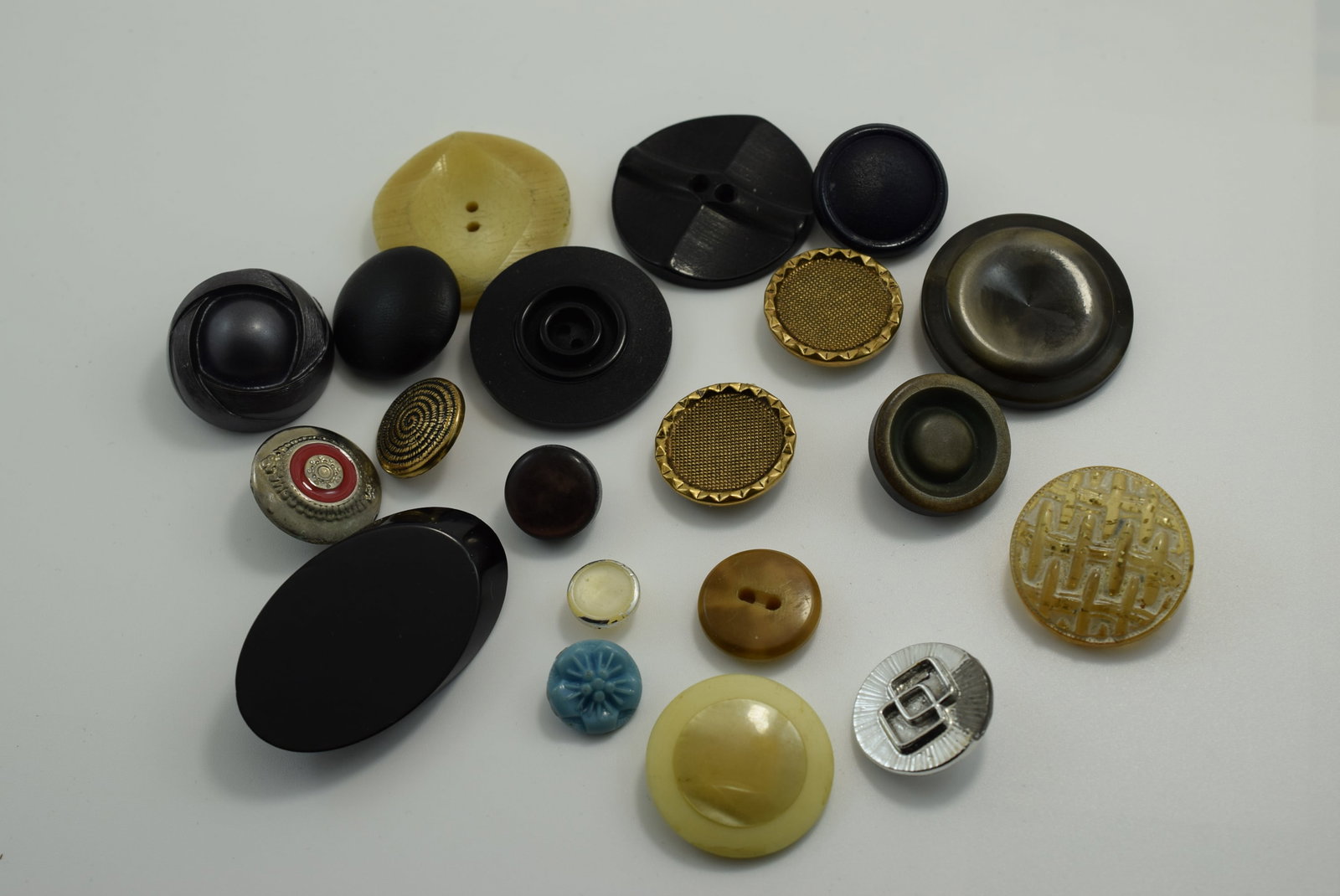 Button Lot 1940's Various sizes Vintage Lot # JM 1042: Button Lot 1940's Various sizes Vintage