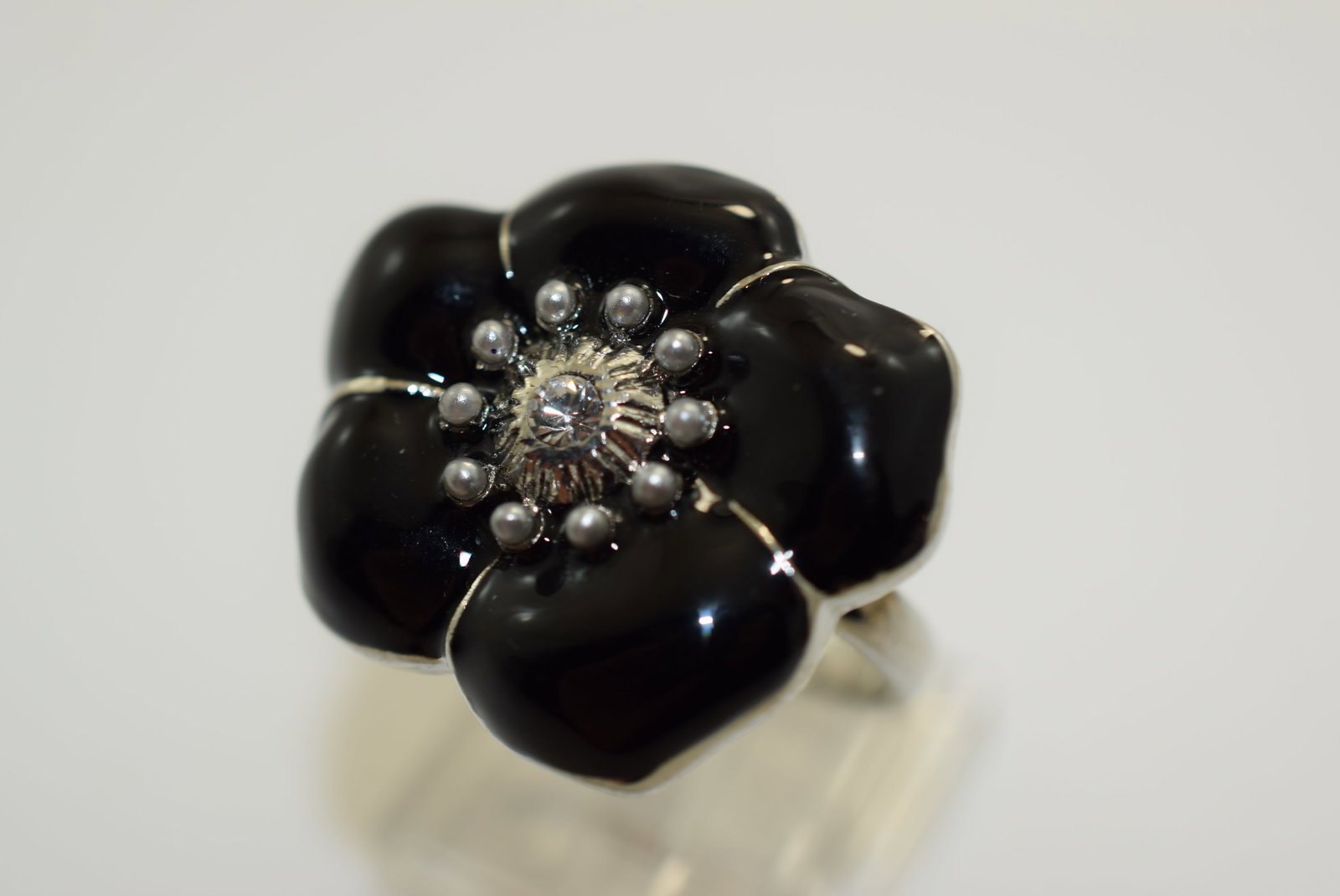 Fiorelli Signed Enamel Flower Ring Size 9 Vintage Lot # JM 1053: Fiorelli Signed Enamel Flower Ring Size 9 Vintage
