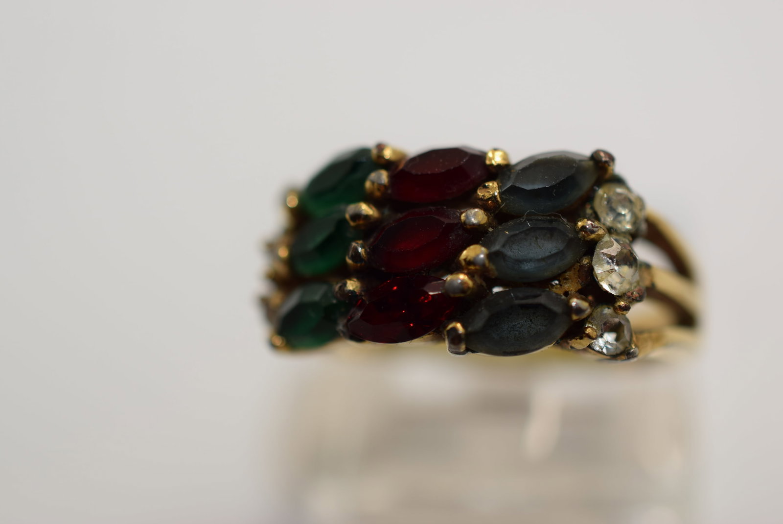 Ring Size 7.5 Three Color Stones Vintage Lot # JM 1074: Ring Size 7.5 Three Color Stones Vintage shank I s not in good shape but the stones are nice !