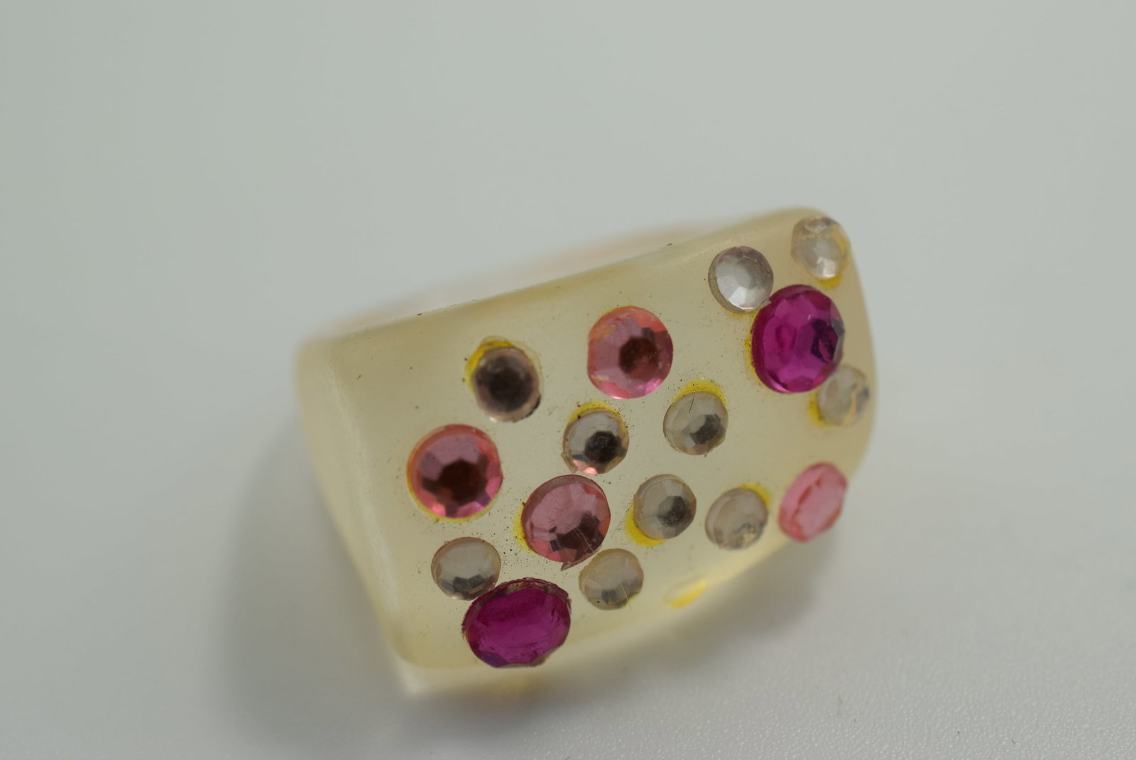 Rhinestone Lucite Ring Size 7.25 Frosted Vintage Lot # JM 1084: Rhinestone Lucite Ring Size 7.25 Frosted Vintage