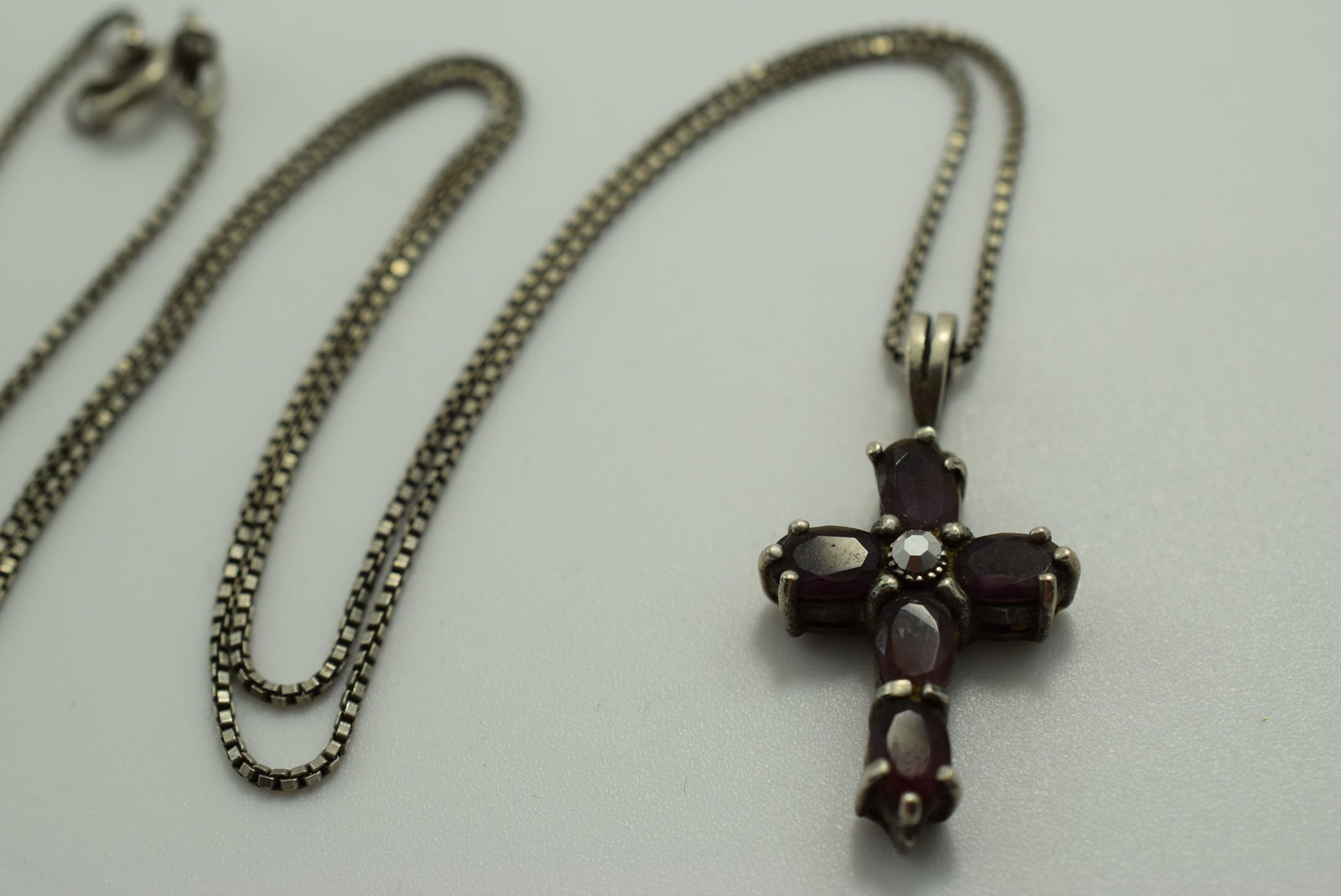 Box Chain Sterling Silver 20" Garnet Cross Vintage Lot # JM 1086: Box Chain Sterling Silver 20" Garnet Cross Vintage take a look at the chain how beautiful and nice and the pendant beautiful