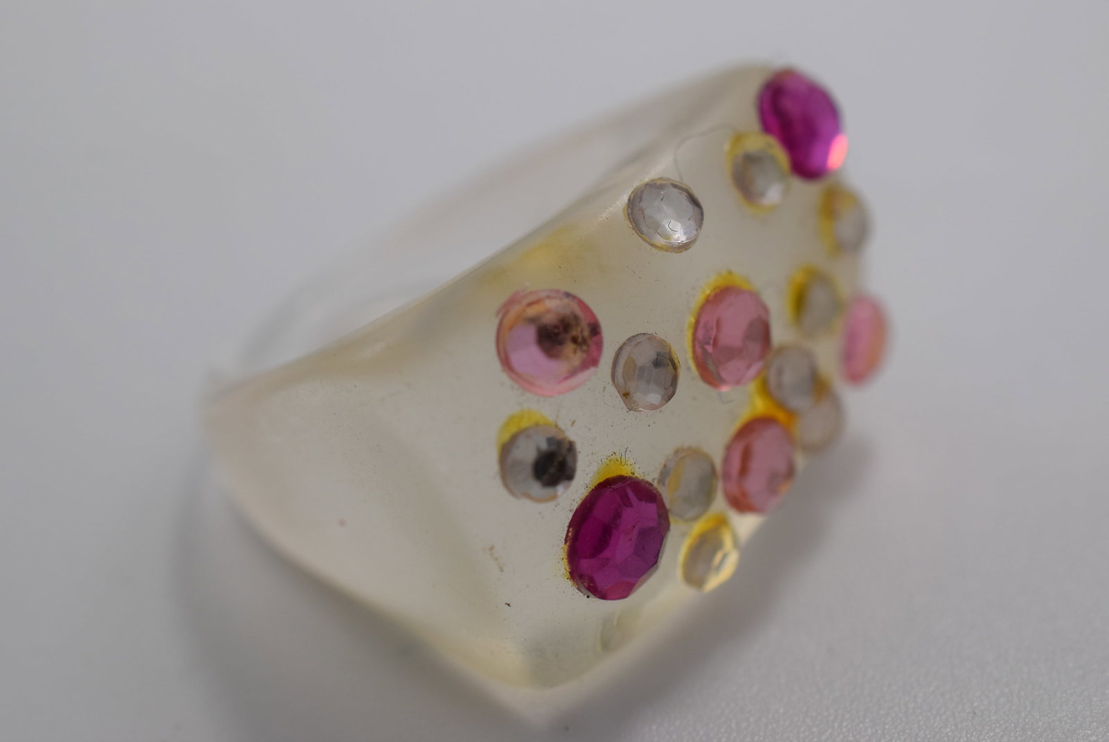 Rhinestone Frosted Lucite Ring Size 7.25 Vintage Lot # JM 1096: Rhinestone Frosted Lucite Ring Size 7.25 Vintage Look