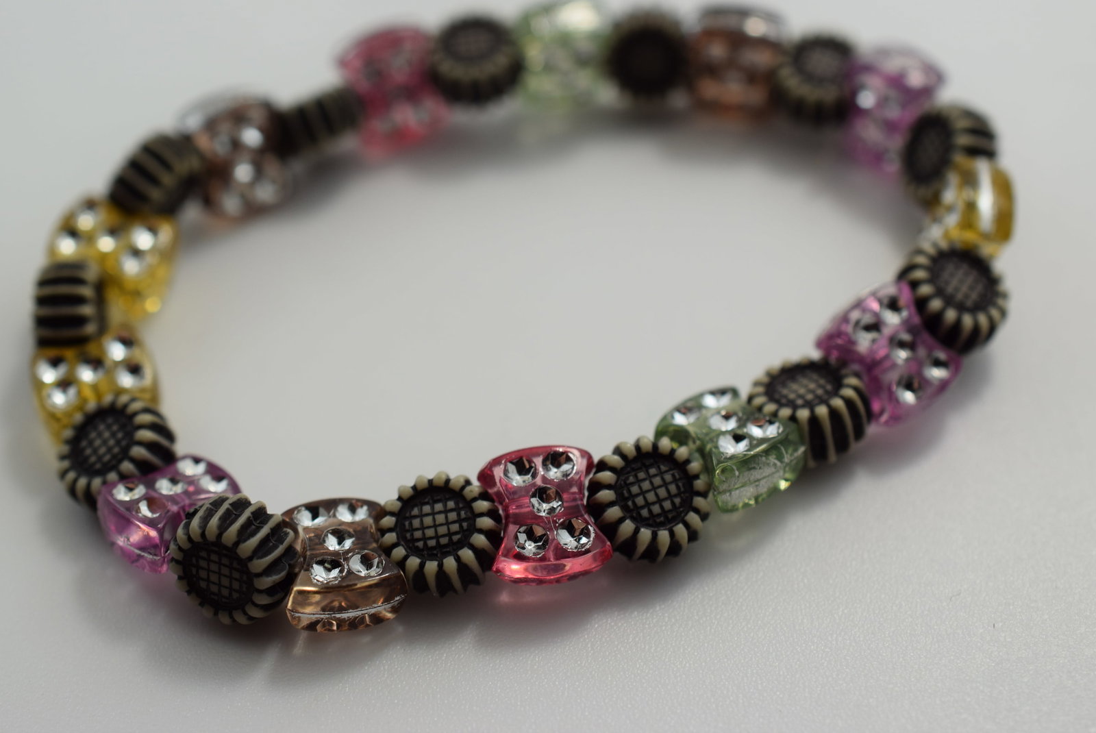 Daisy Synthetic Stretch Bracelet Vintage Lot # JM 1121 (1 of 2)
