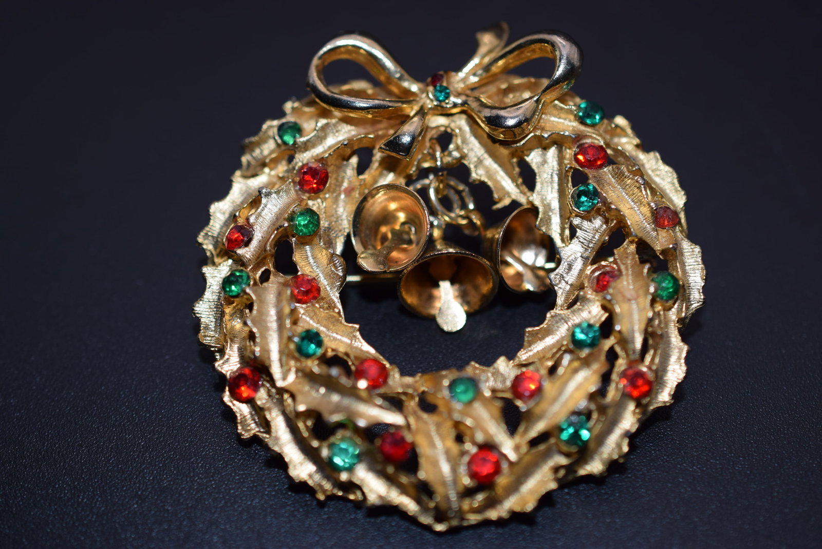 Christmas Holiday Wreath Rhinestone Brooch Pin Vintage Bells Lot 1127 (1 of 4)