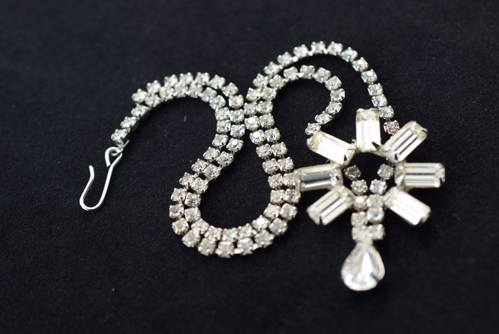 Rhinestone Necklace 1940's Vintage Lot # KN 5: Rhinestone Necklace 1940's Vintage 17" long drop 1 7/8"