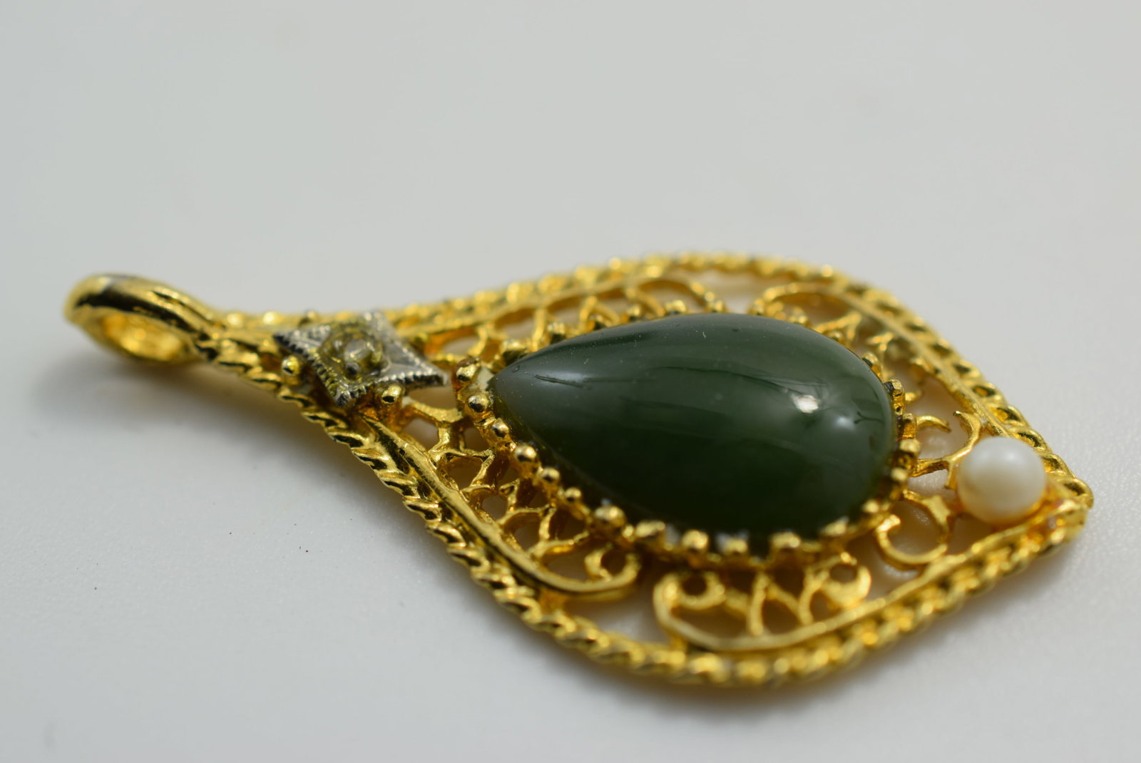 Jade Pendant 1970's Vintage Lot # KN 41: Jade Pendant 1970's Vintage 1 5/8"