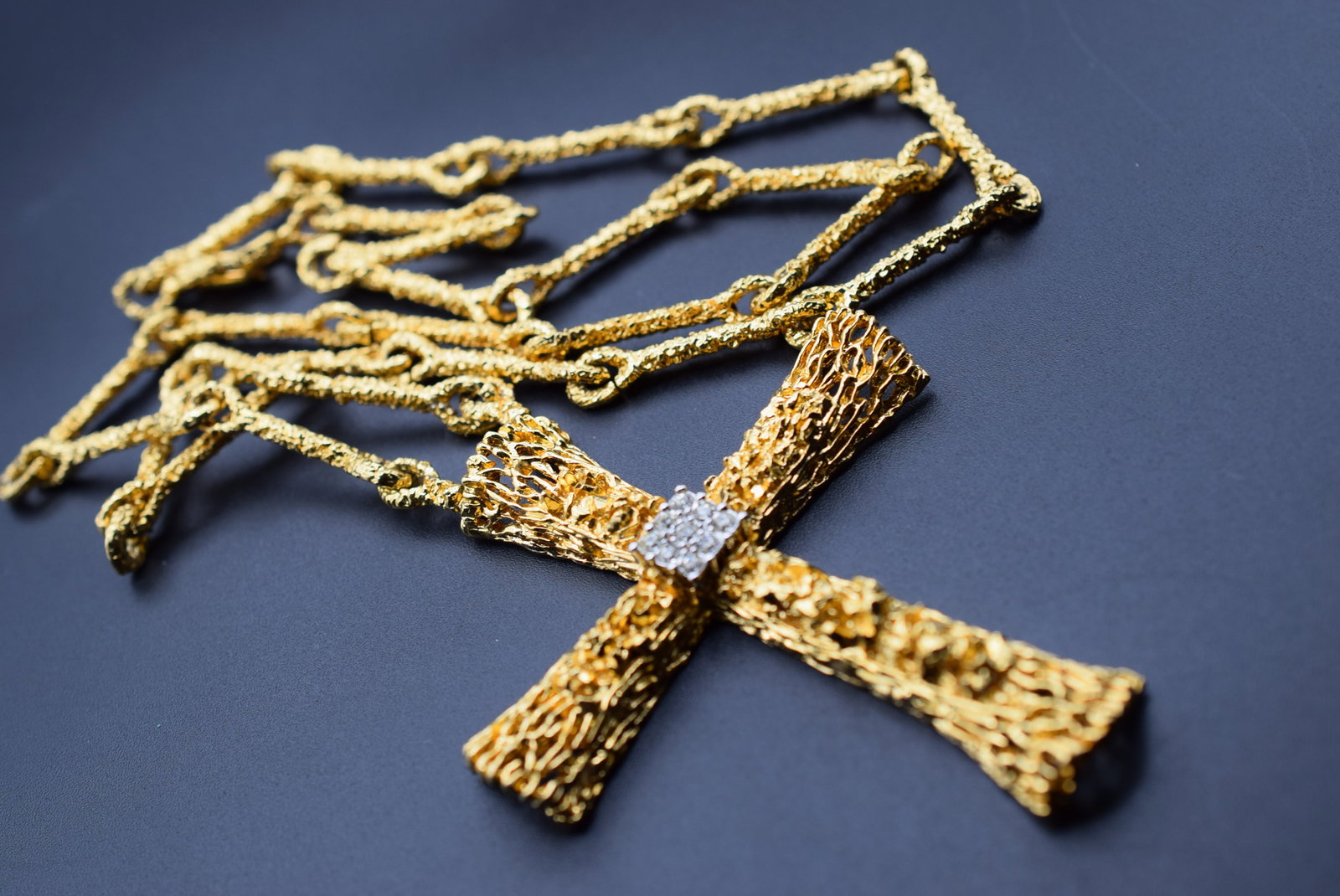 Huge Vintage Necklace Rhinestone Cross Lot HK 55: Huge Vintage Necklace Rhinestone Cross measures 3 1/2" x 2 5/8" chain measures 26" long