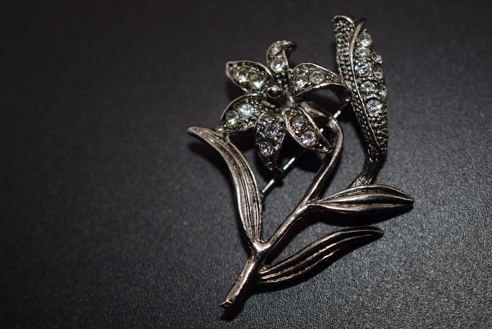 Rhinestone Flower Brooch Pin Vintage Lot # BE 60: Rhinestone Flower Brooch Pin Vintage measures 2" x 1 1/4"