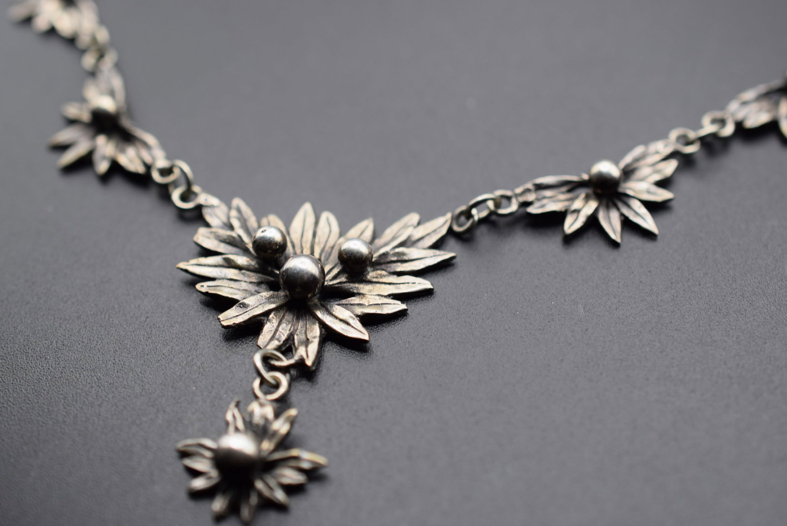 Magnificent 1940's Scalloped Silver Vintage Necklace Signed Sterling Silver Lot HK 98: Magnificent 1940's Scalloped Silver Vintage Necklace Signed Sterling Silver on a plaque and weighs 23 grams measures 16 1/2" long
