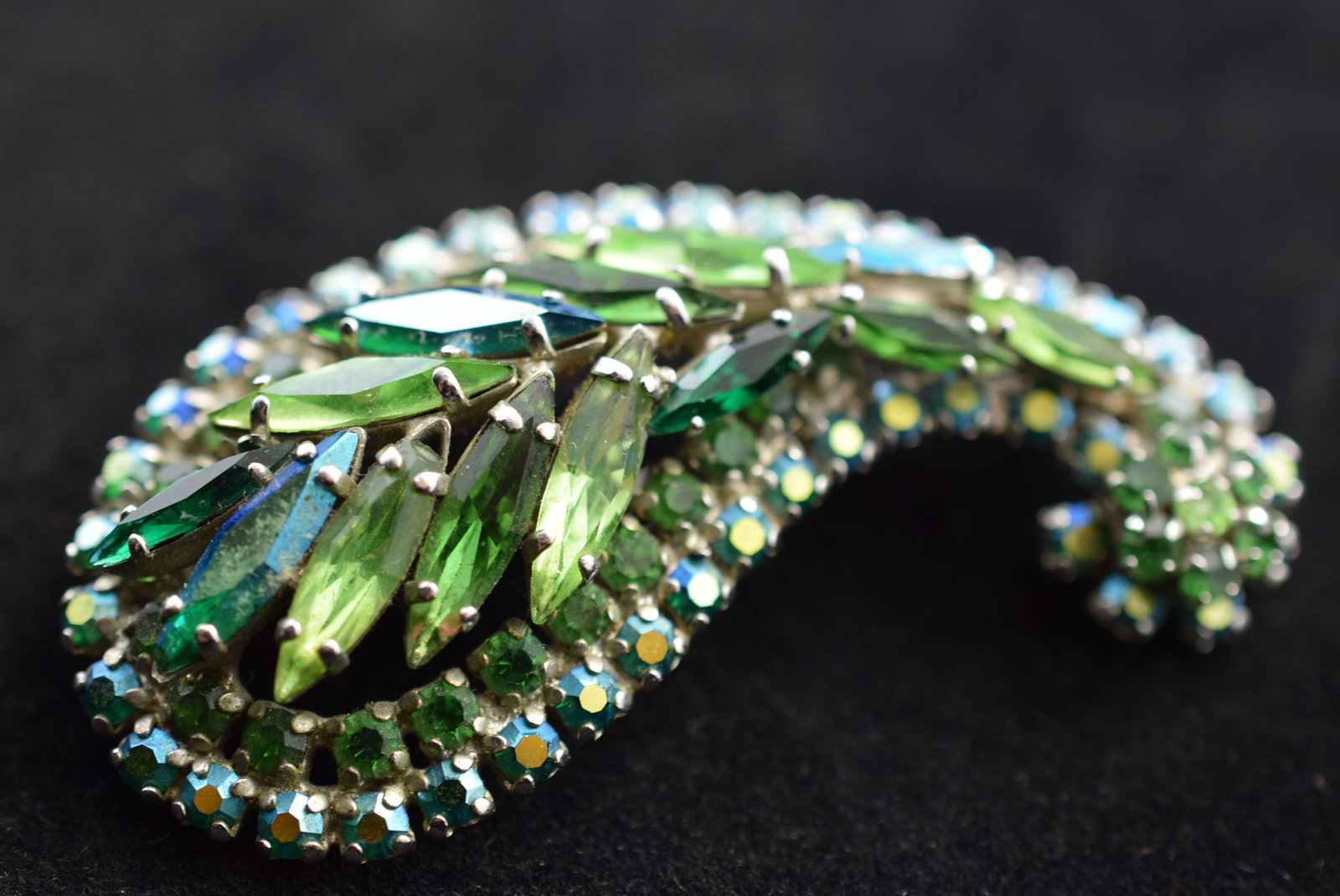 Paisley Emerald Green Rhinestone Brooch Pin 1940's 2 1/2" Vintage Lot # KN 107 (1 of 2)
