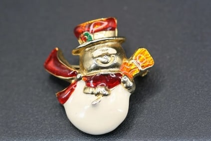 Snowman Enamel Christmas Brooch Pin .lot#171: Snowman Enamel Christmas Brooch Pin measures 1 1/2" x 1 3/8"