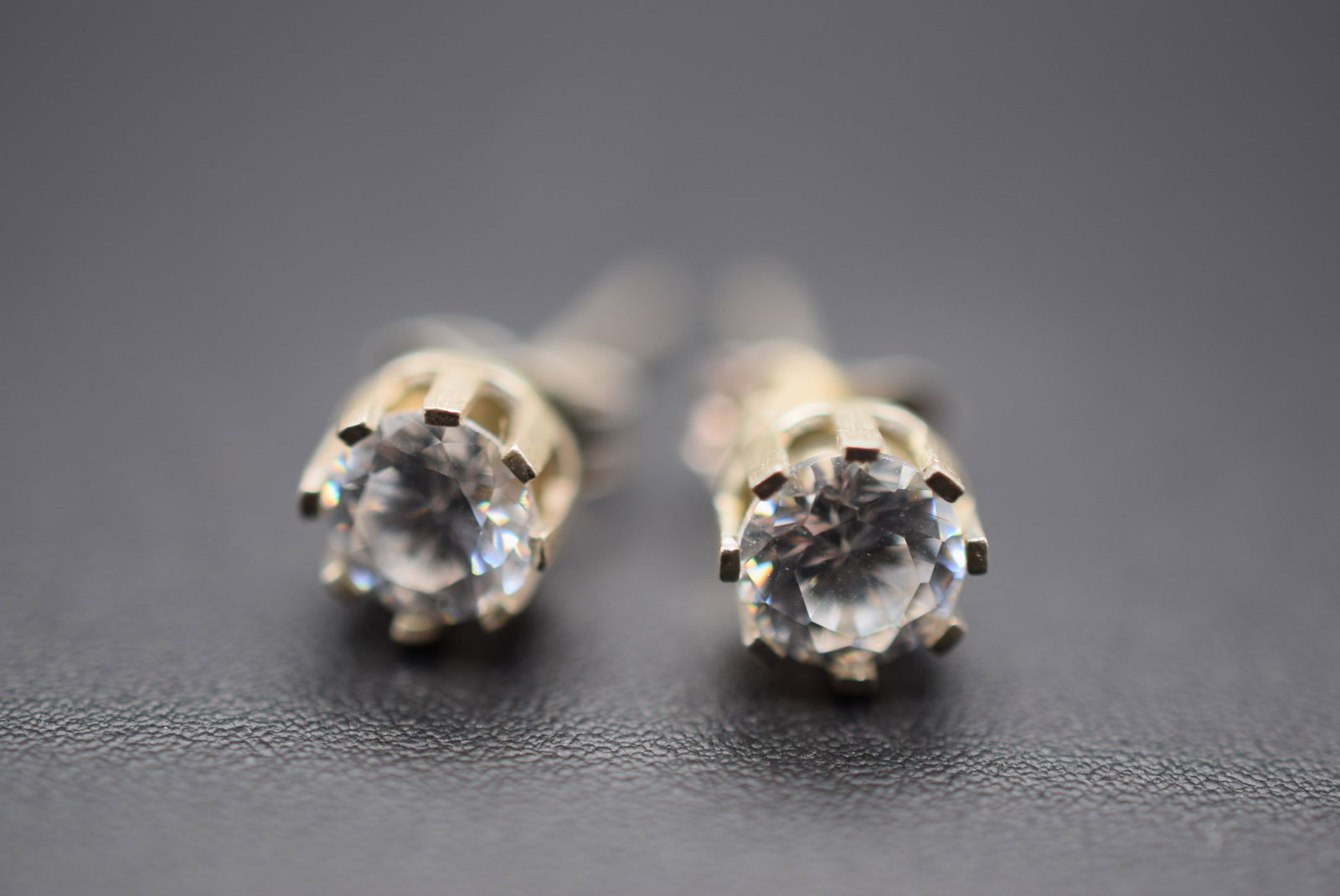 Vintage Stud Earrings Lot HK 172: Vintage Stud Earrings