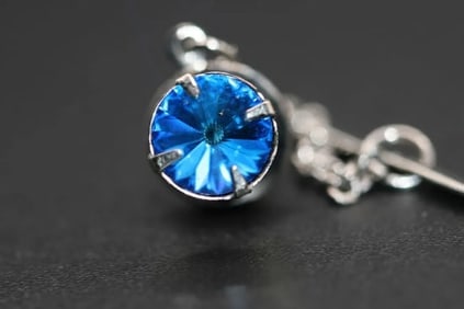 Blue Rivoli Swarovski Crystal Tie Tack Pin vintage .lot#238 (1 of 2)