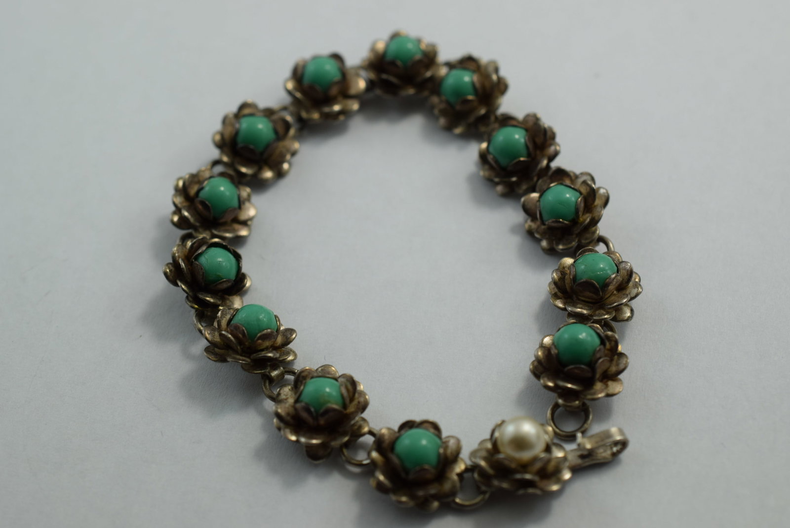 Turquoise Flower Bracelet Sterling Silver 925 Vintage Lot # KN 260: Turquoise Flower Bracelet Sterling Silver 925 Vintage 7" with a pearl at the clasp