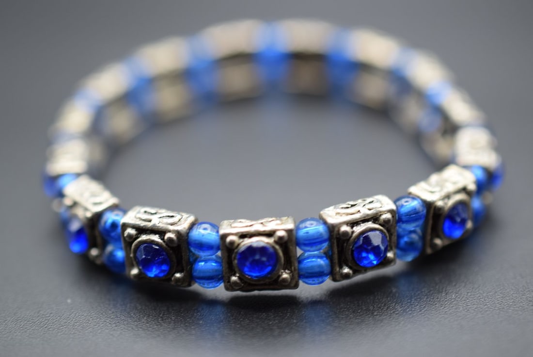 Blue Glass Stretch Bracelet Vintage Lot HK 302 (1 of 2)