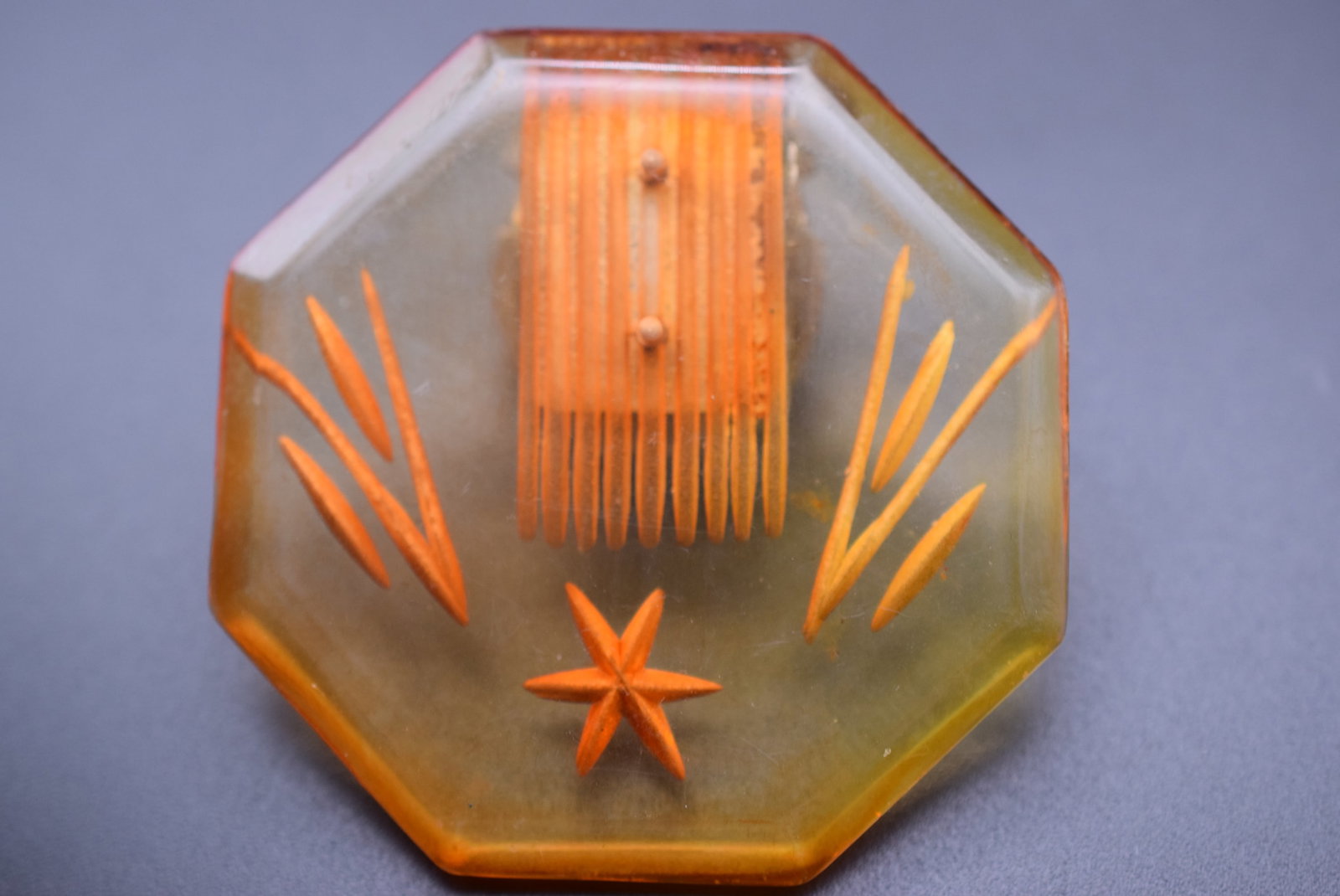 Applejuice Bakelite Carved Vintage Brooch Pin Clip Huge Old Lot# BE 378 (1 of 2)