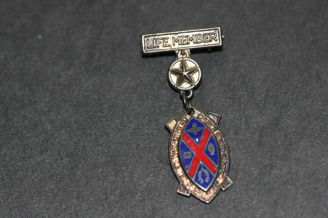 United Church Women Life Member Enamel Brooch Pin Allison Sterling Vintage .Lot#413: United Church Women Life Member Enamel Brooch Pin Allison Sterling Vintage measures 1 1/4" x 5/8"
