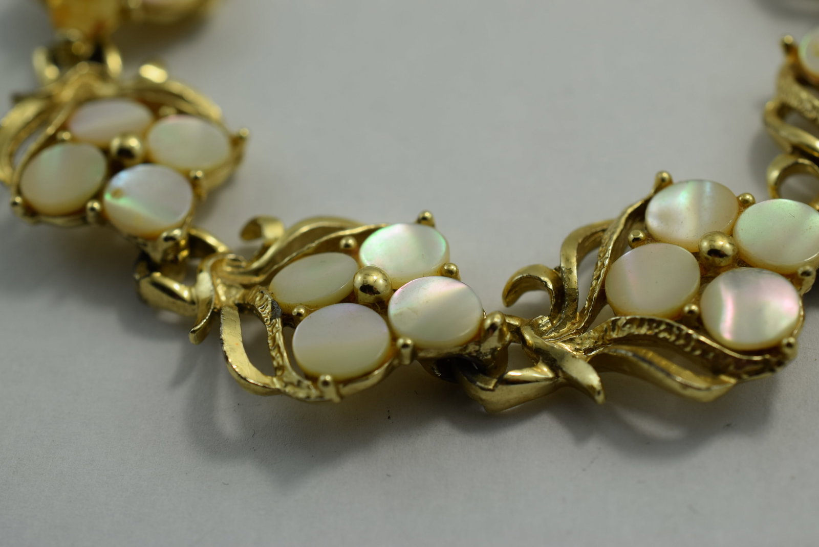 Mother of Pearl Bracelet 1940's 7" Vintage Lot # KN 427: Mother of Pearl Bracelet 1940's 7" Vintage missing on Mother Pearl stone