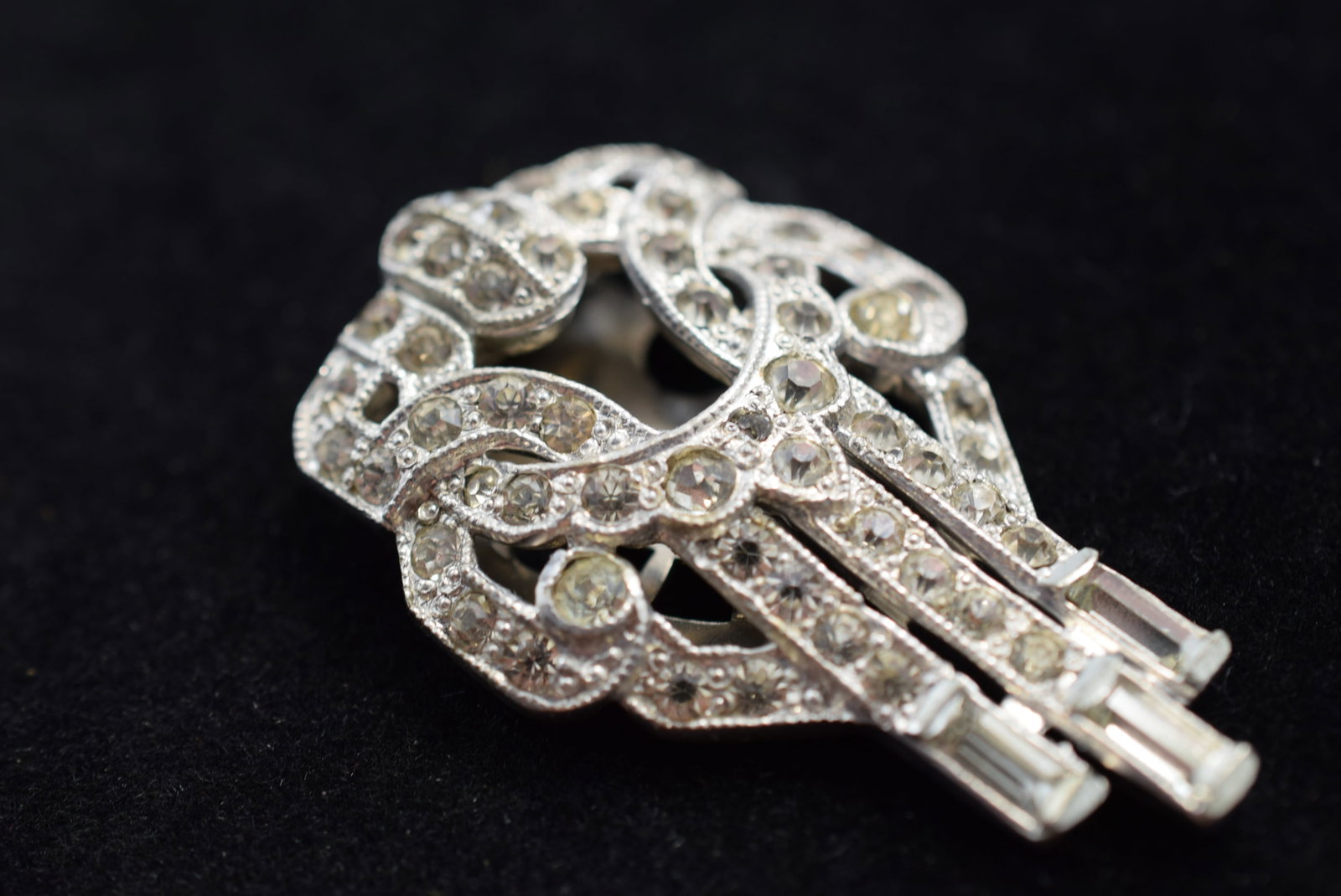 Rhinestone Clip 1940's 1 7/8" Vintage Lot # KN 469: Rhinestone Clip 1940's 1 7/8" Vintage