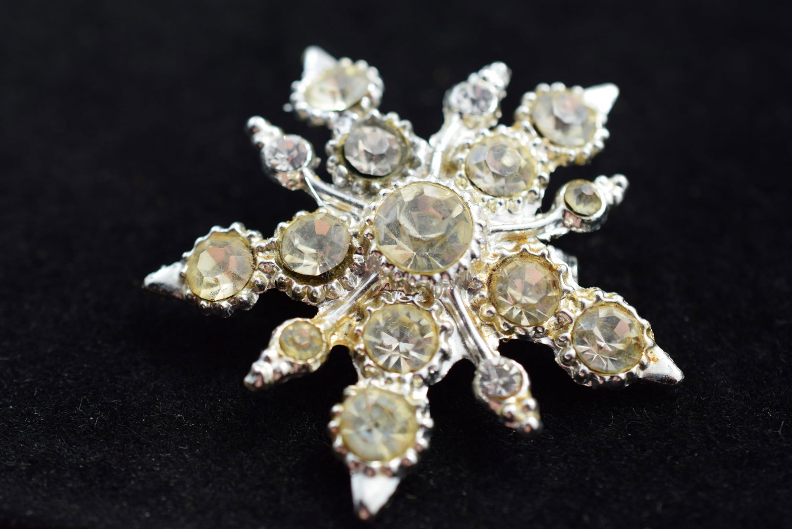 Rhinestone Flower Brooch Pin 1940's 1 3/4" Vintage Lot # KN 472: Rhinestone Flower Brooch Pin 1940's 1 3/4" Vintage