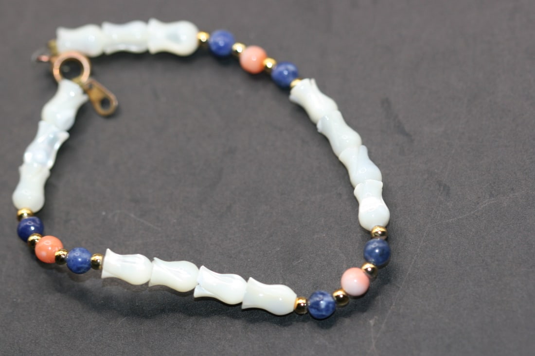 Tulip Mother Pearl Coral Lapis Bead Bracelet .Lot#478 (1 of 2)