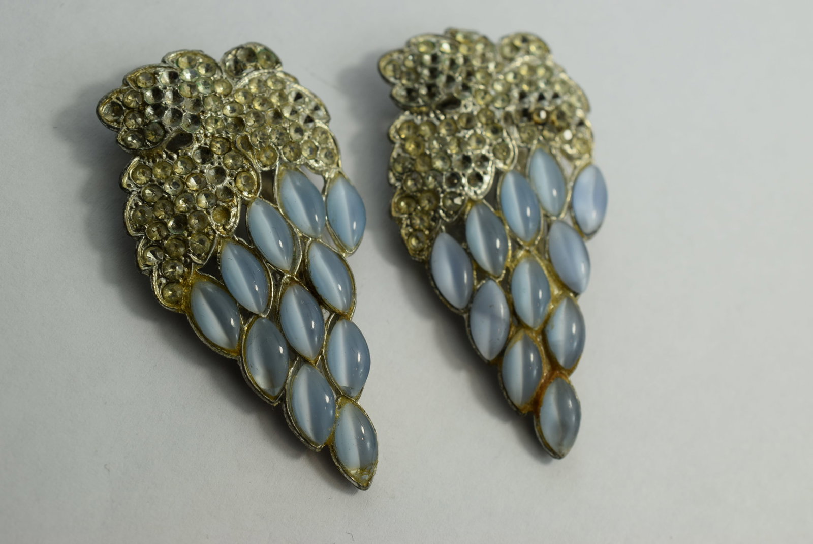 Cat's Eye Blue 1940's Clips Pair 2 3/8" Vintage Lot # KN 506: Cat's Eye Blue 1940's Clips Pair 2 3/8" Vintage missing almost all the clear rhinestones