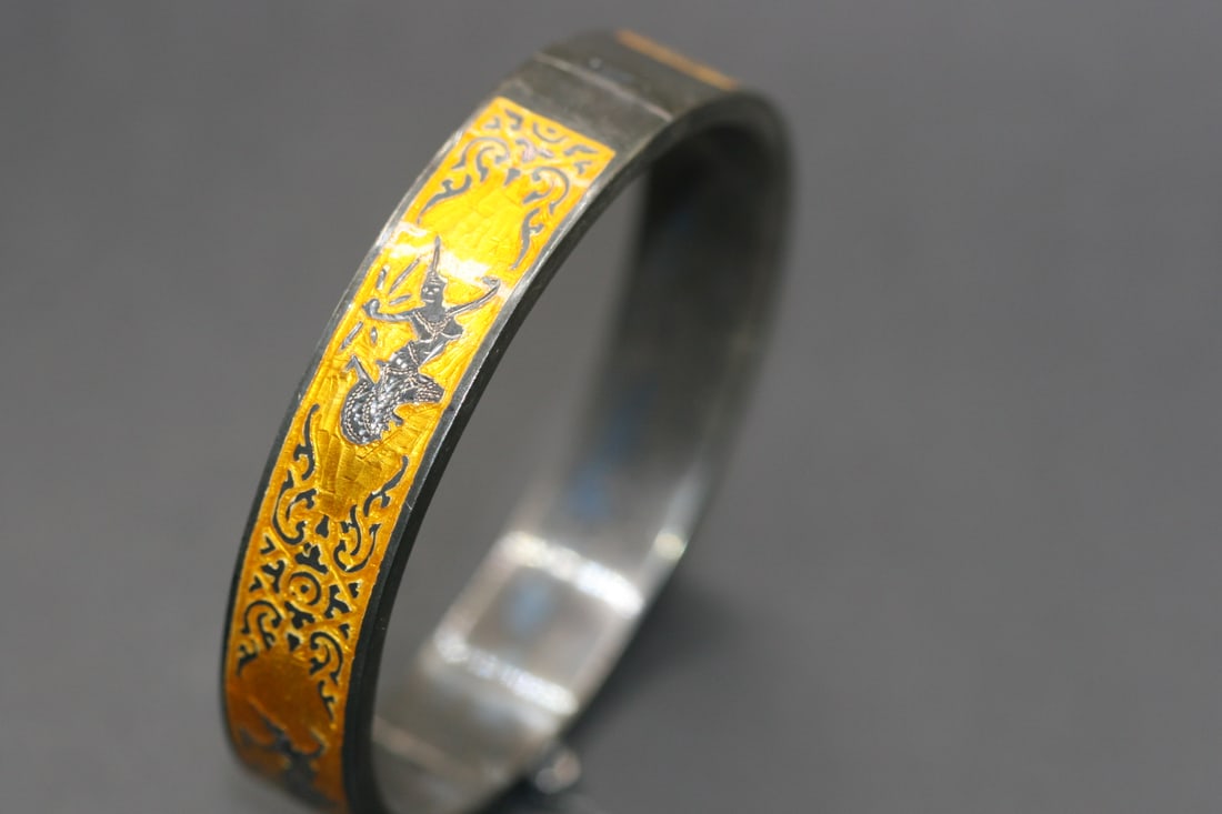 Siam Yellow Sterling Silver 925 Vintage Goddess Bracelet 31.58 grams Lot 533: Siam Yellow Sterling Silver 925 Vintage Goddess Bracelet 31.58 grams measures 1/2" wide opening 2 3/8" signed Sterling 95%